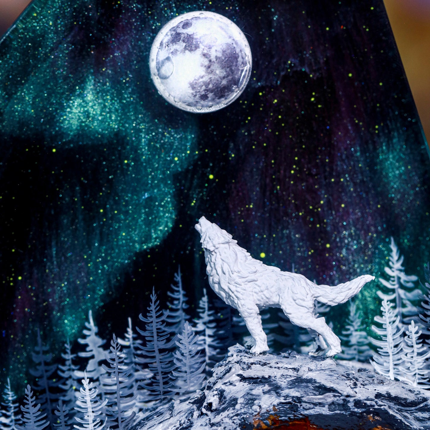 Howling Wolf in Hunter Moon Night Lamp – Aurora Borealis Resin Light