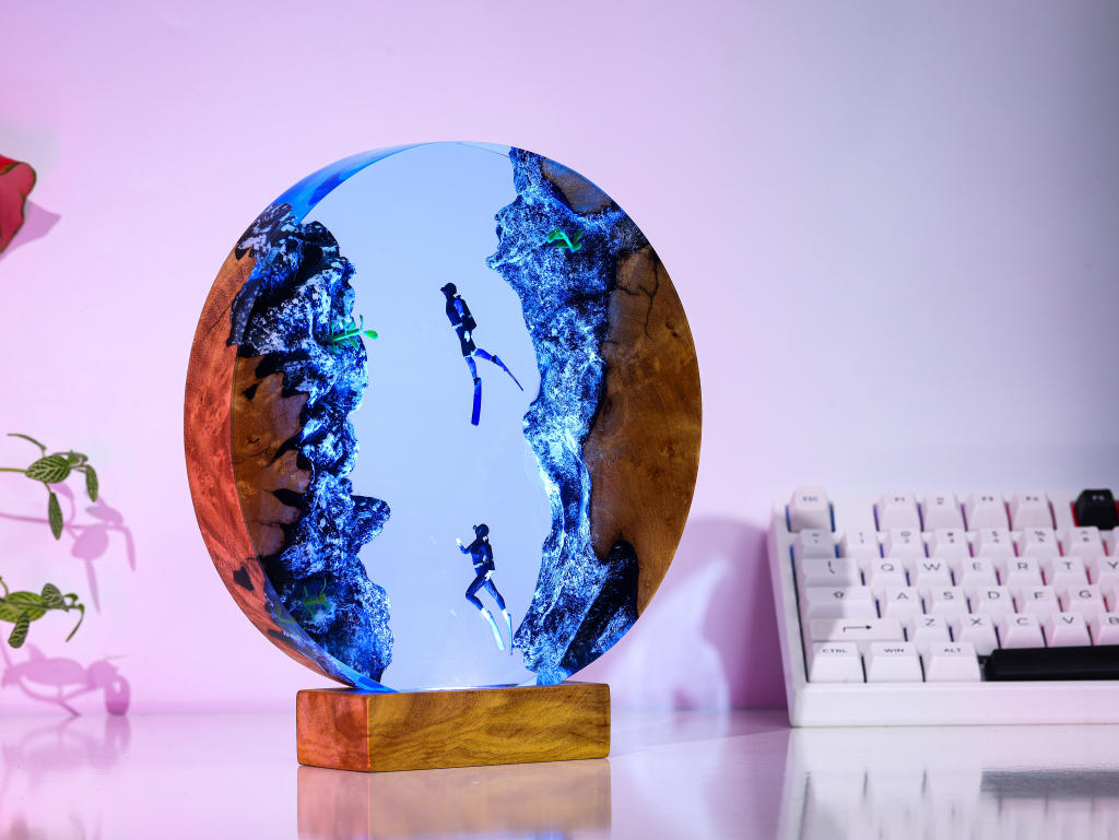 Two Divers Canyon Circular Lamp